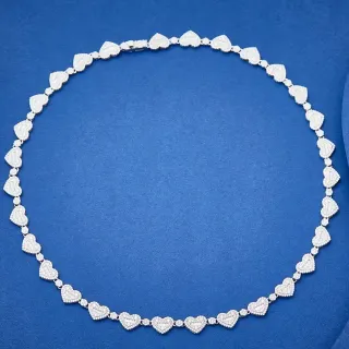 Collier avec maillons en forme de cœur en ton argenté pavé