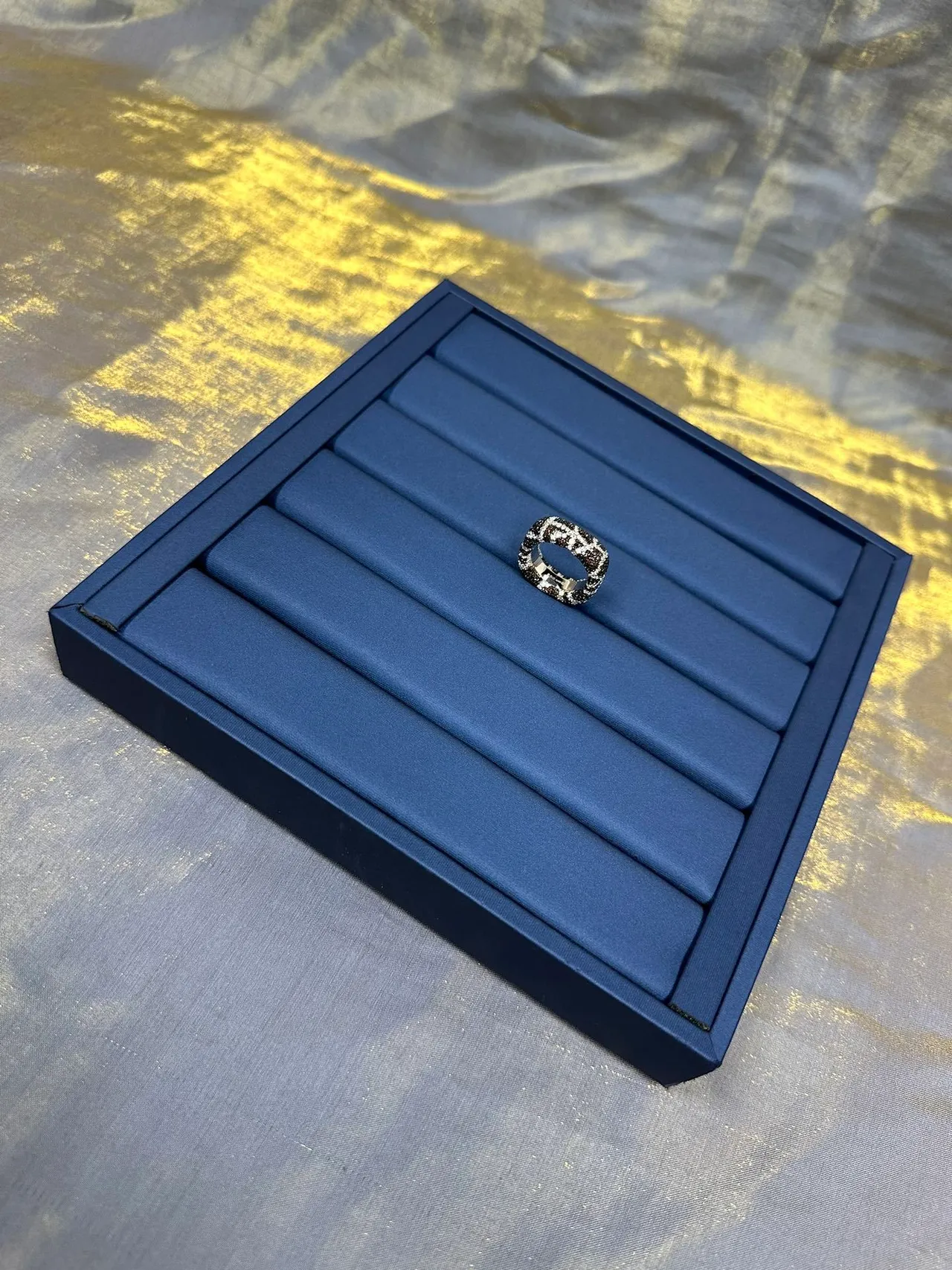 Pavé-Set কালো এবং সাদা জ্যামিতিক প্যাটার্ন রিং 5