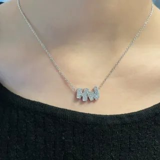 Collier avec pendentif initial monogramme pavé