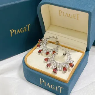 Piaget Sunburst Motif أقراط حلقية بالعقيق الأحمر والماس