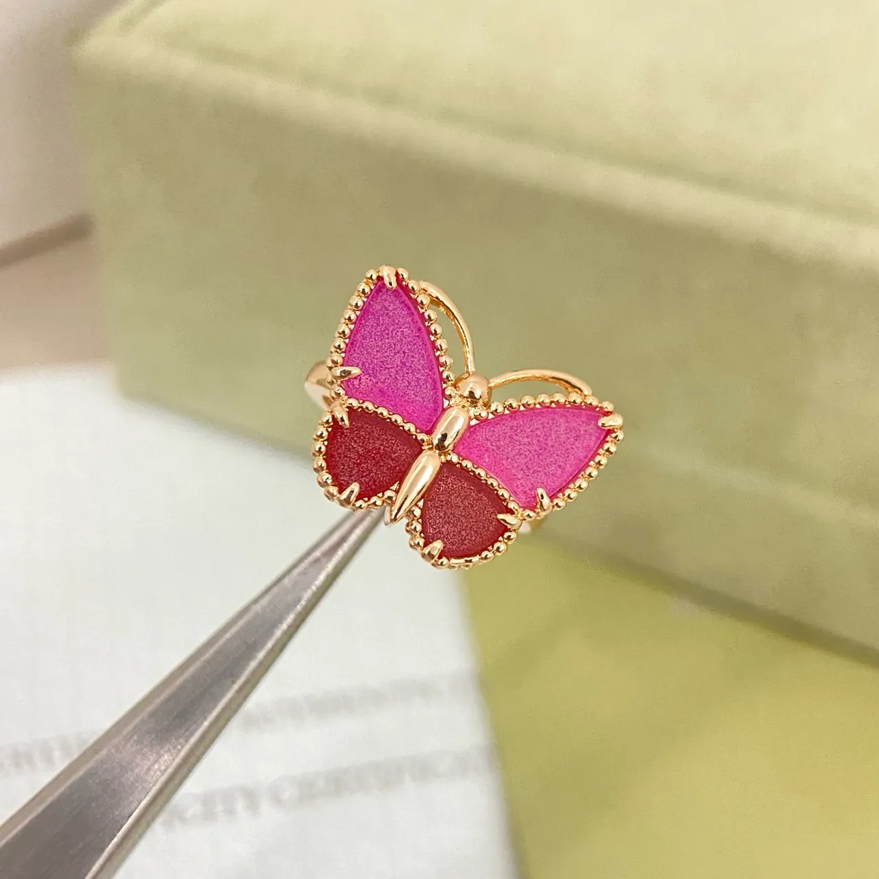 Anillo con motivo de mariposa de alas de esmalte rosa y rojo 2