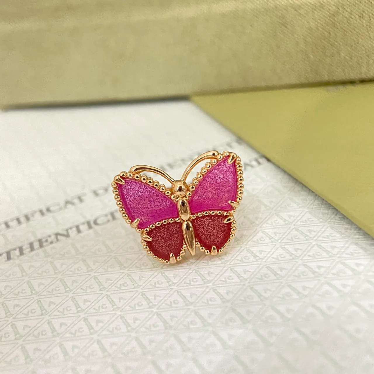 Anillo con motivo de mariposa de alas de esmalte rosa y rojo 3