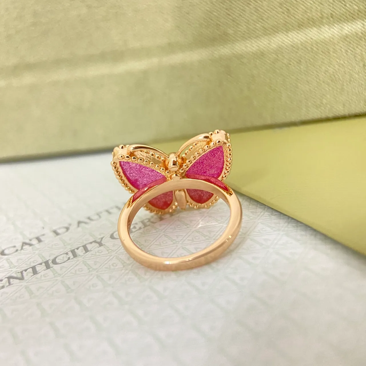 Anillo con motivo de mariposa de alas de esmalte rosa y rojo 4