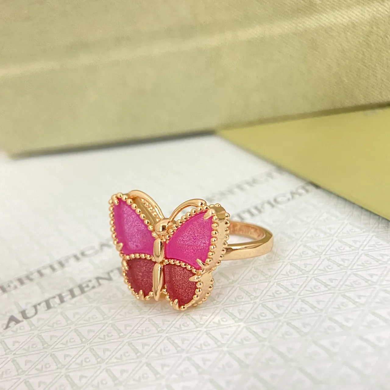 Anillo con motivo de mariposa de alas de esmalte rosa y rojo 5