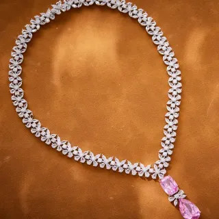Collier motif floral rose et blanc avec pierres pavé