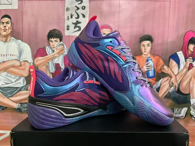 Chaussures de basketball avec superpositions de motif de flamme sur la partie supérieure en gradient iridescent rouge et violet 2