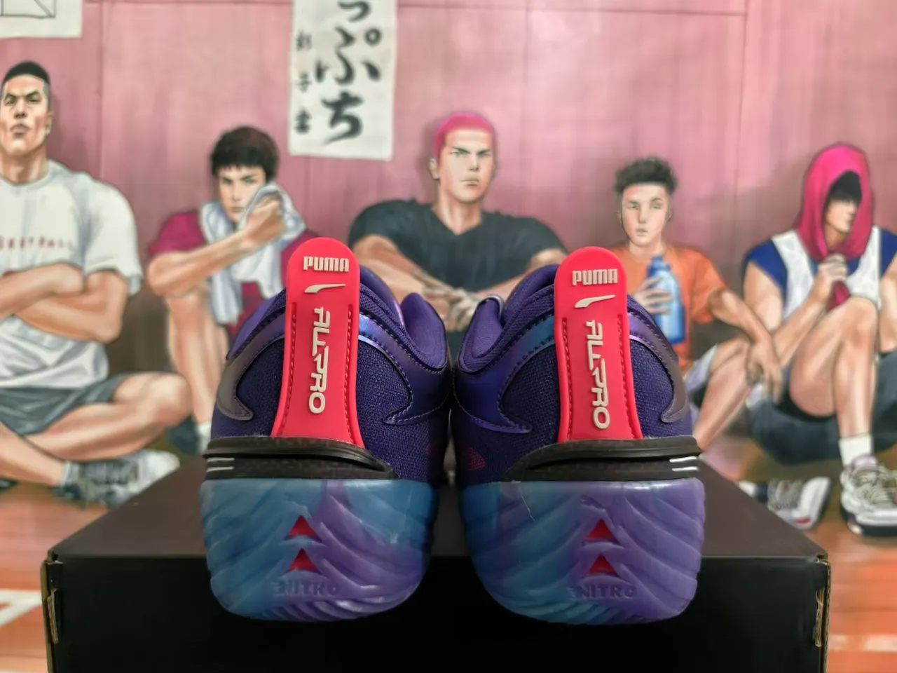 Chaussures de basketball avec superpositions de motif de flamme sur la partie supérieure en gradient iridescent rouge et violet 3