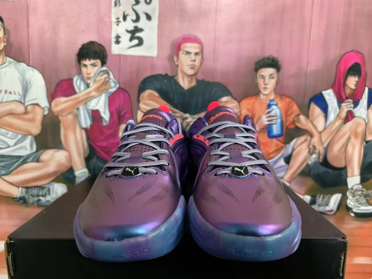Chaussures de basketball avec superpositions de motif de flamme sur la partie supérieure en gradient iridescent rouge et violet 4