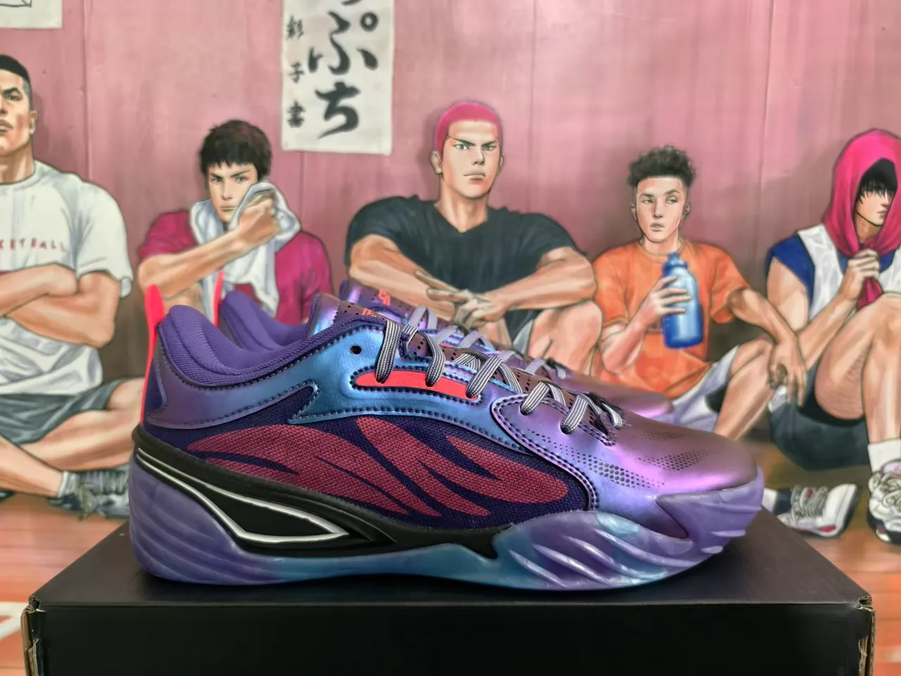 Chaussures de basketball avec superpositions de motif de flamme sur la partie supérieure en gradient iridescent rouge et violet 5