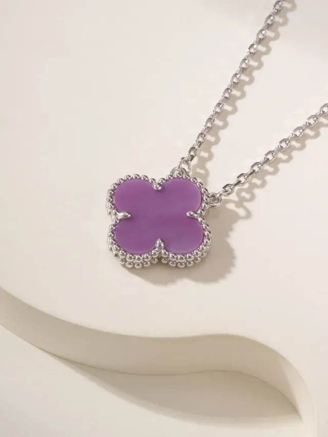Colar com pingente de trevo roxo e prata com borda de contas 4