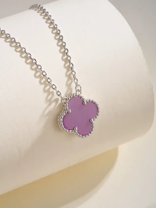 Colar com pingente de trevo roxo e prata com borda de contas 7