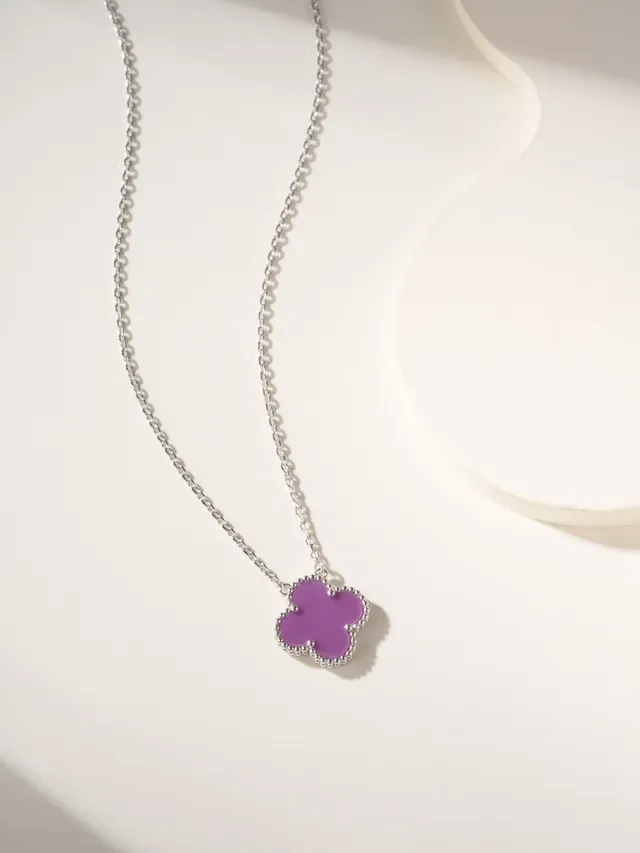 Colar com pingente de trevo roxo e prata com borda de contas 8