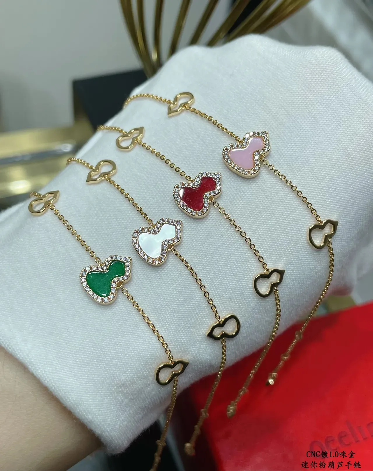 Qeelin Wulu Mini Bracelet Mini avec Charm Gourd en Émail Rose et Pavé 3