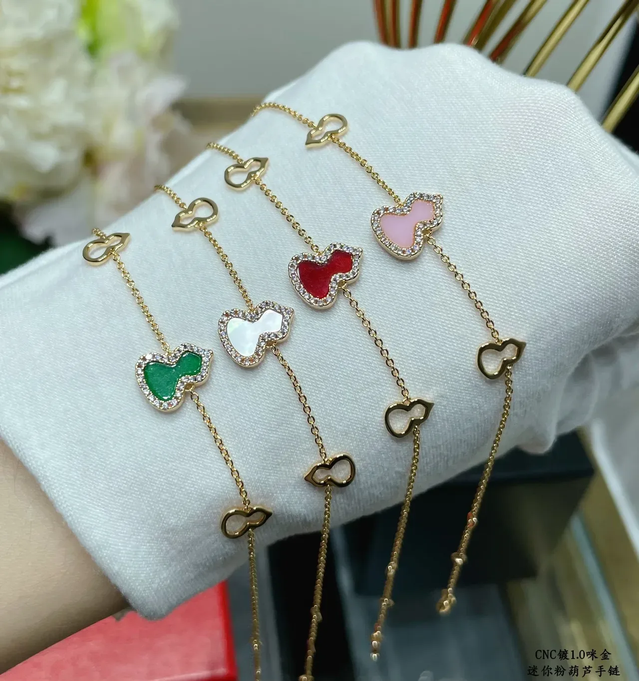 Qeelin Wulu Mini Bracelet Mini avec Charm Gourd en Émail Rose et Pavé 4