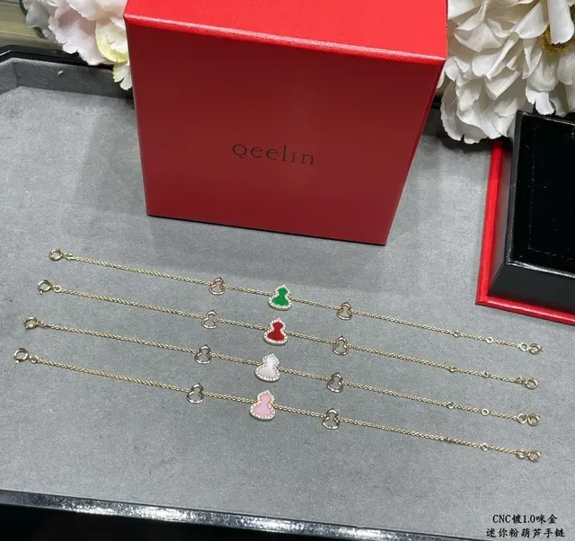 Qeelin Wulu Mini Bracelet Mini avec Charm Gourd en Émail Rose et Pavé 5