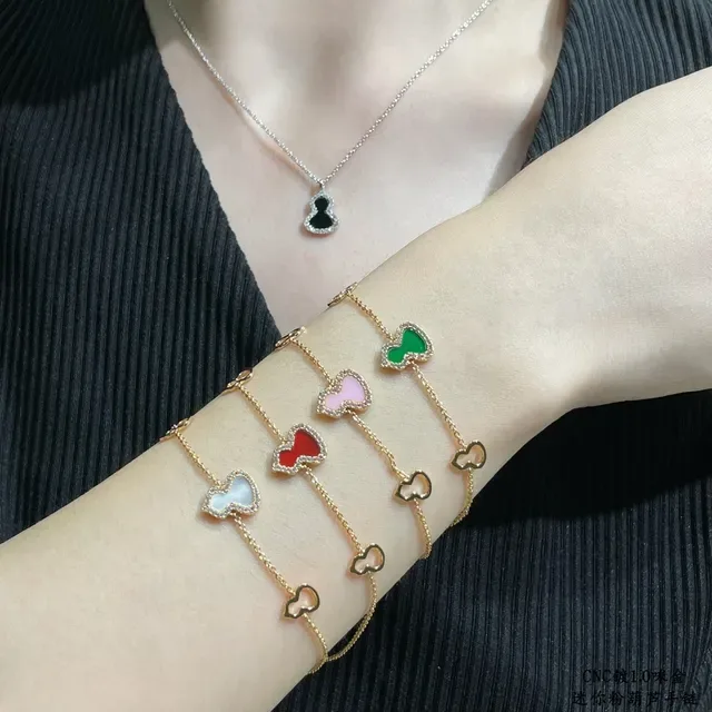 Qeelin Wulu Mini Bracelet Mini avec Charm Gourd en Émail Rose et Pavé 9