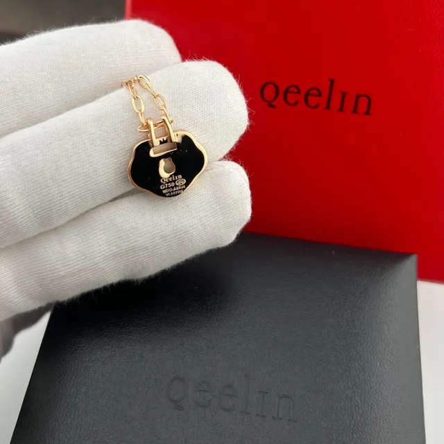 Qeelin Wulu Colar com pingente de cadeado em forma de nuvem em ouro rosa com borda pavé de cristal 2
