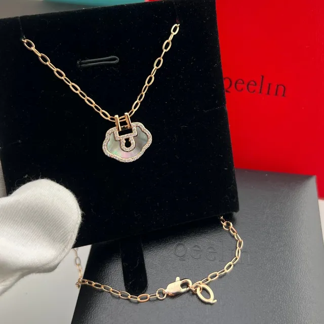 Qeelin Wulu Colar com pingente de cadeado em forma de nuvem em ouro rosa com borda pavé de cristal 3