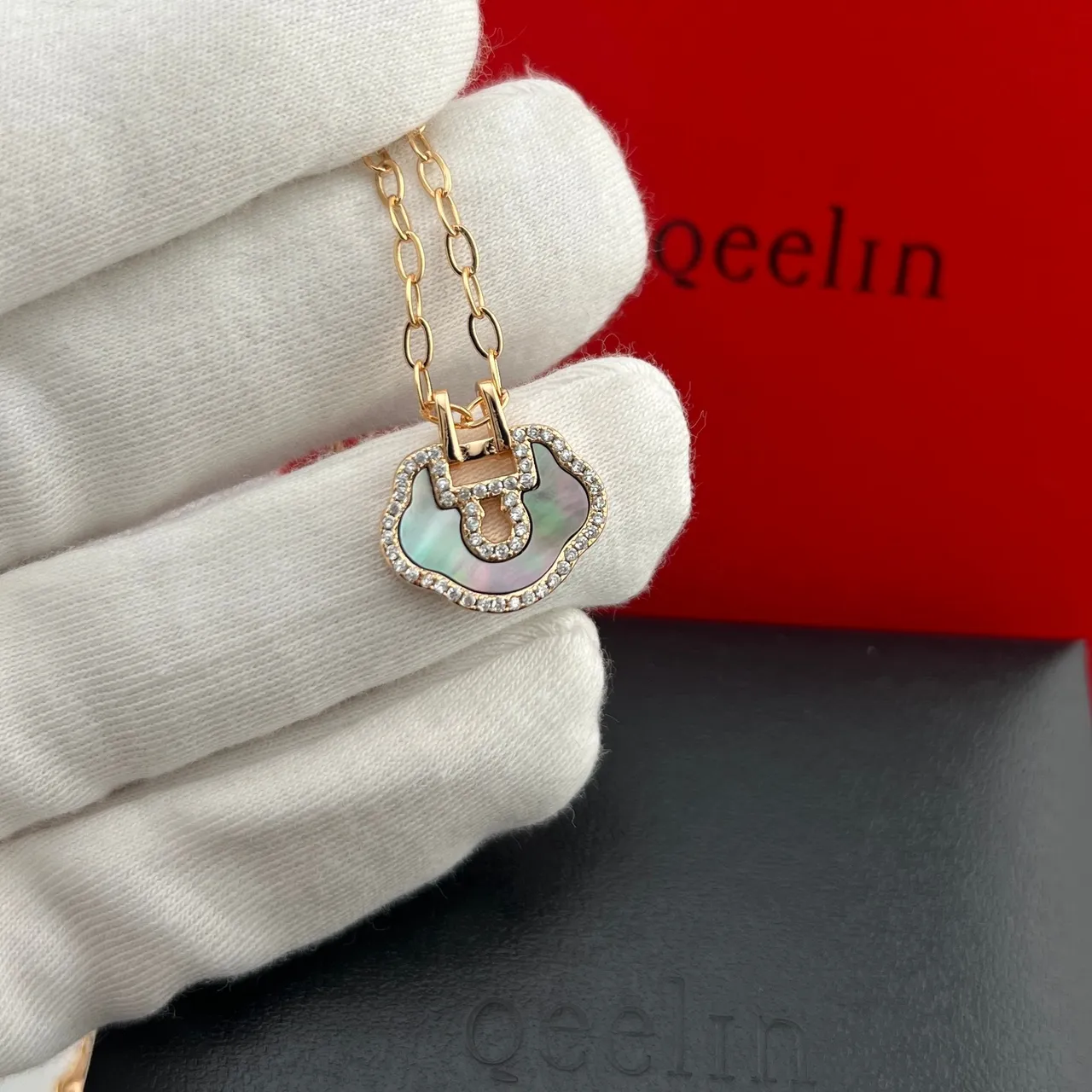 Qeelin Wulu Colar com pingente de cadeado em forma de nuvem em ouro rosa com borda pavé de cristal 4