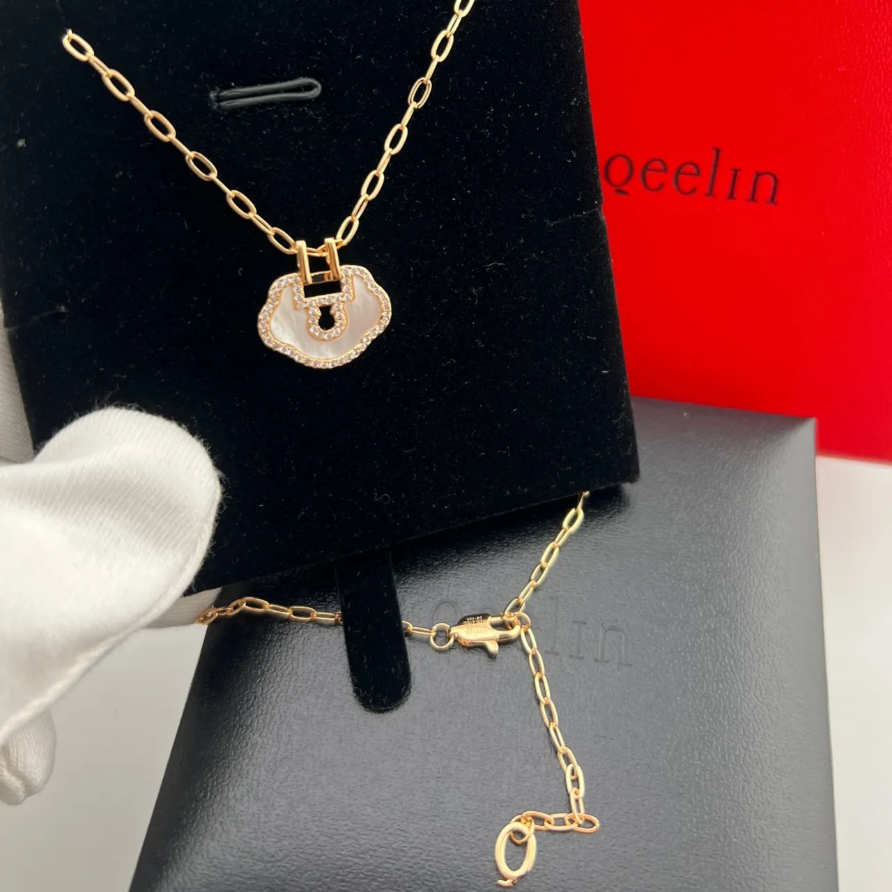 Qeelin Wulu Colar com pingente de cadeado em forma de nuvem em ouro rosa com borda pavé de cristal 5