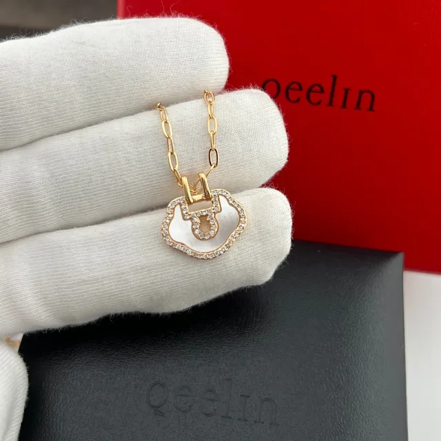 Qeelin Wulu Colar com pingente de cadeado em forma de nuvem em ouro rosa com borda pavé de cristal 6