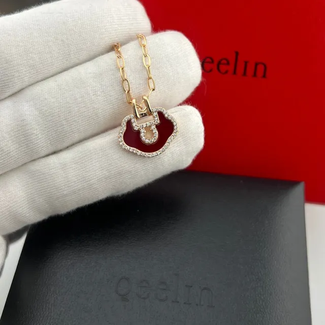 Qeelin Wulu Colar com pingente de cadeado em forma de nuvem em ouro rosa com borda pavé de cristal 7