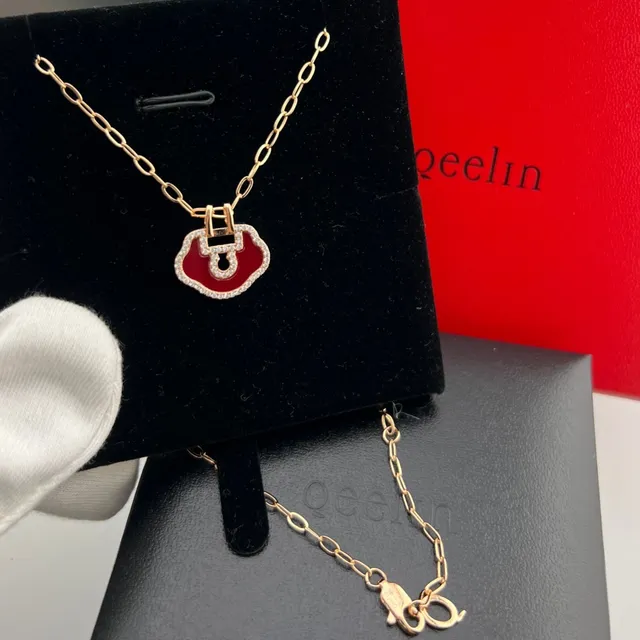 Qeelin Wulu Colar com pingente de cadeado em forma de nuvem em ouro rosa com borda pavé de cristal 8