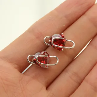 Brincos de coração de cristal vermelho com enrolamento de fio