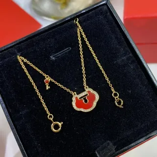 Collier avec Chaîne en Or et Pendentif Émail Rouge