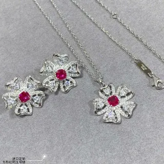 Collier rouge en argent avec forme de fleur pavé de pierres transparentes