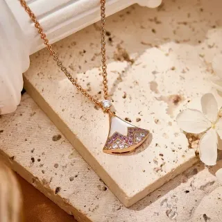 Collier pendentif en or rose en forme d'éventail avec émail et pierres pavées