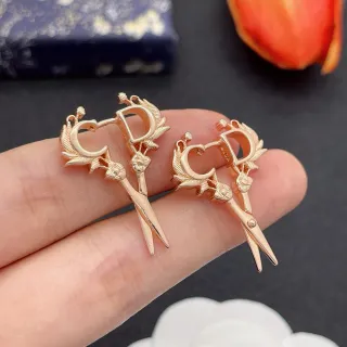 أقراط Rose-Gold حروف C و D نمط مقص