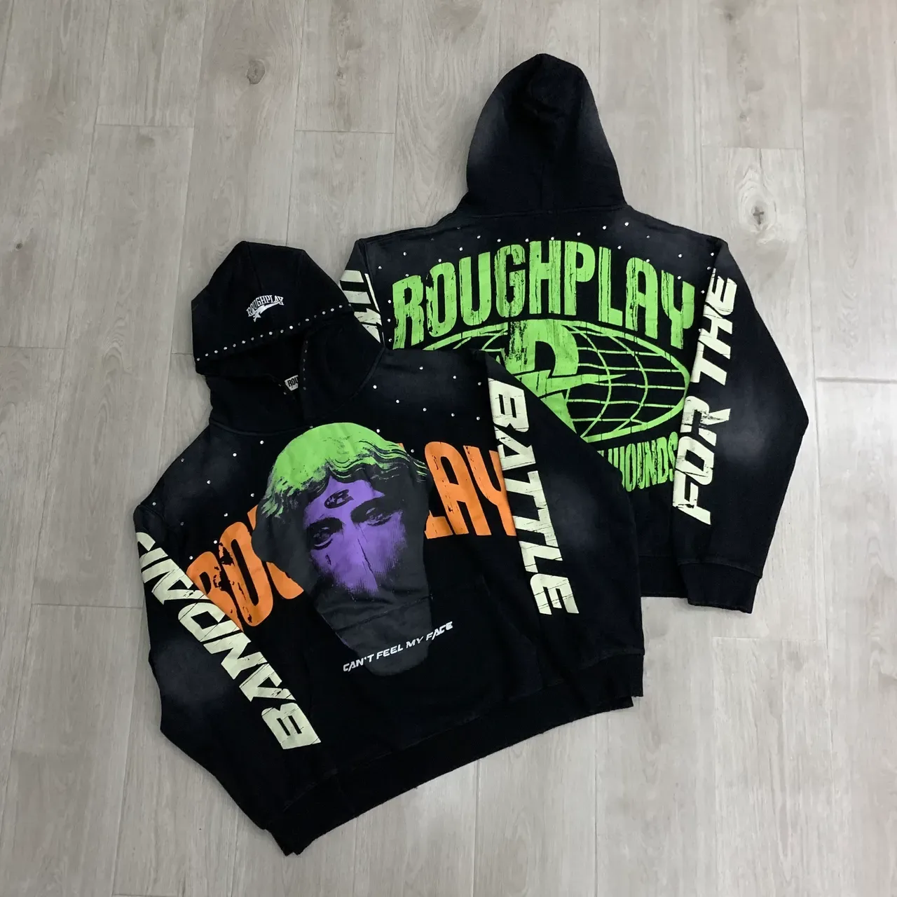 Roughplay Battle for the Wounds Sudadera con capucha negra multicolor impresión gráfica studded capucha 1