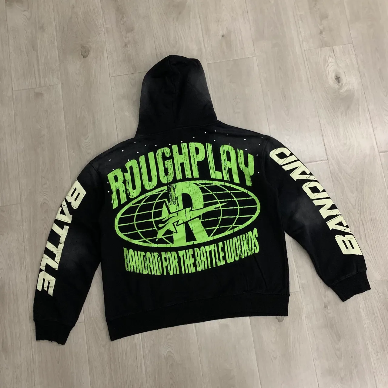 Roughplay Battle for the Wounds Sudadera con capucha negra multicolor impresión gráfica studded capucha 6