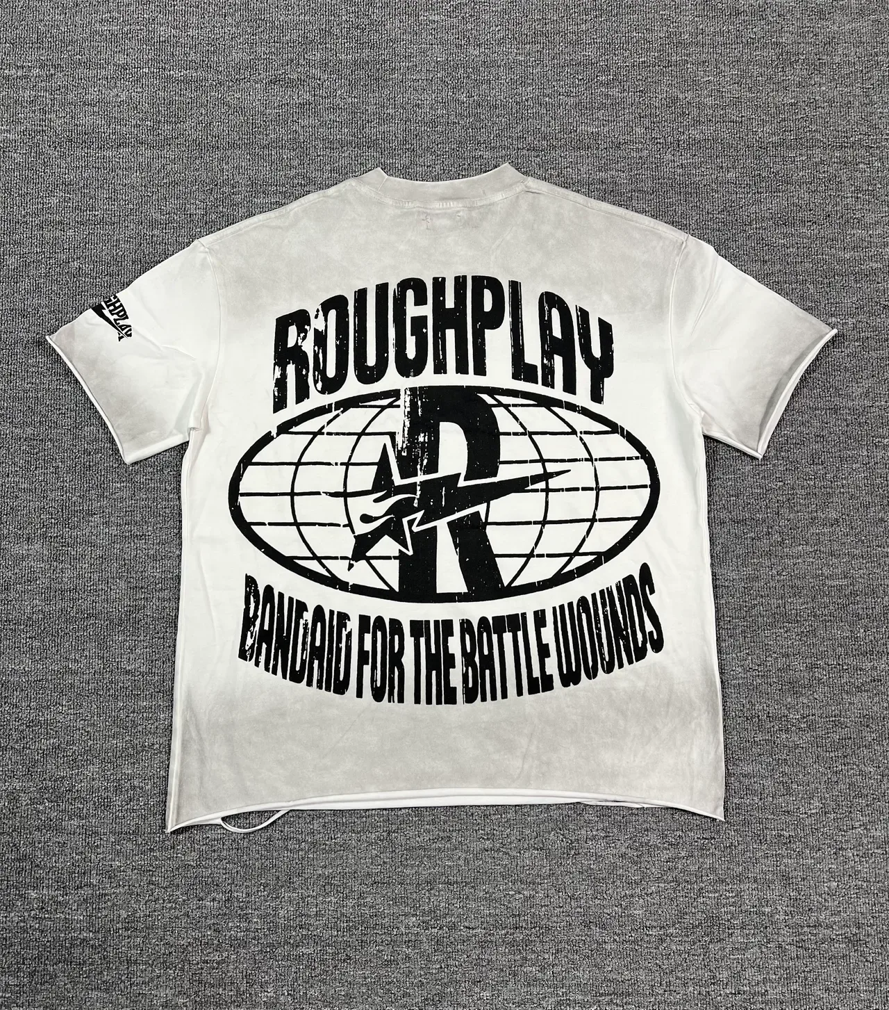تي شيرت جرافيك Roughplay أسود متهالك بغسيل حمضي على الوجهين 6