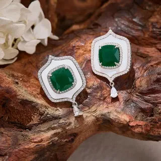 Brincos drop em forma de escudo com gema verde e inlay branco Pavé de diamantes
