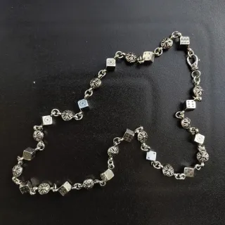 Collier en chaîne d'argent avec charms floraux