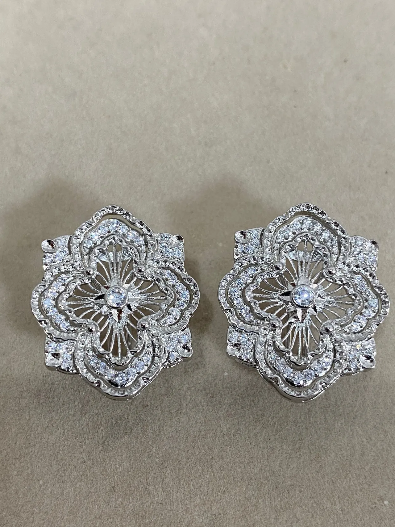 Brincos de prata e ouro com filigrana floral pavé-set 8