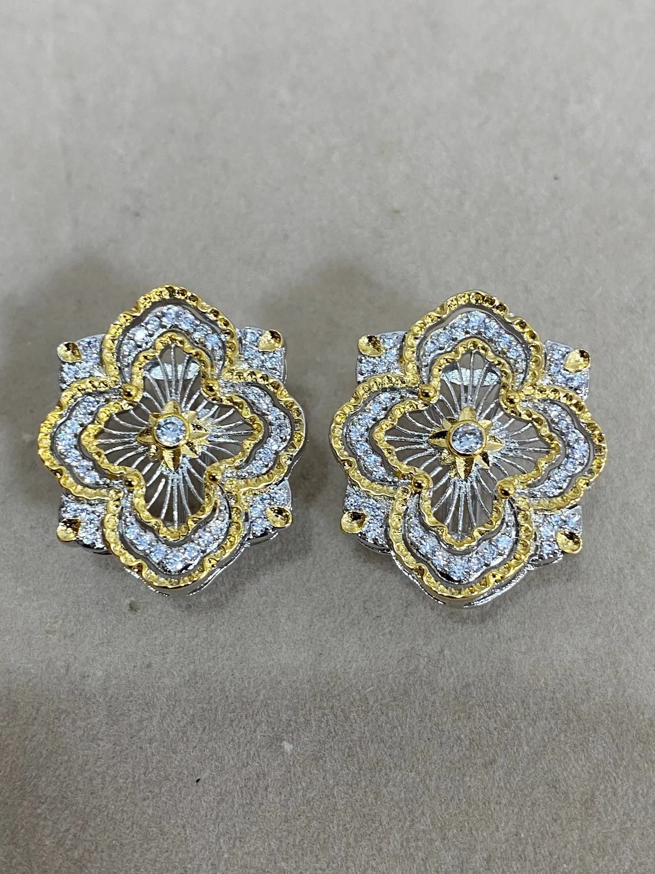 Brincos de prata e ouro com filigrana floral pavé-set 9