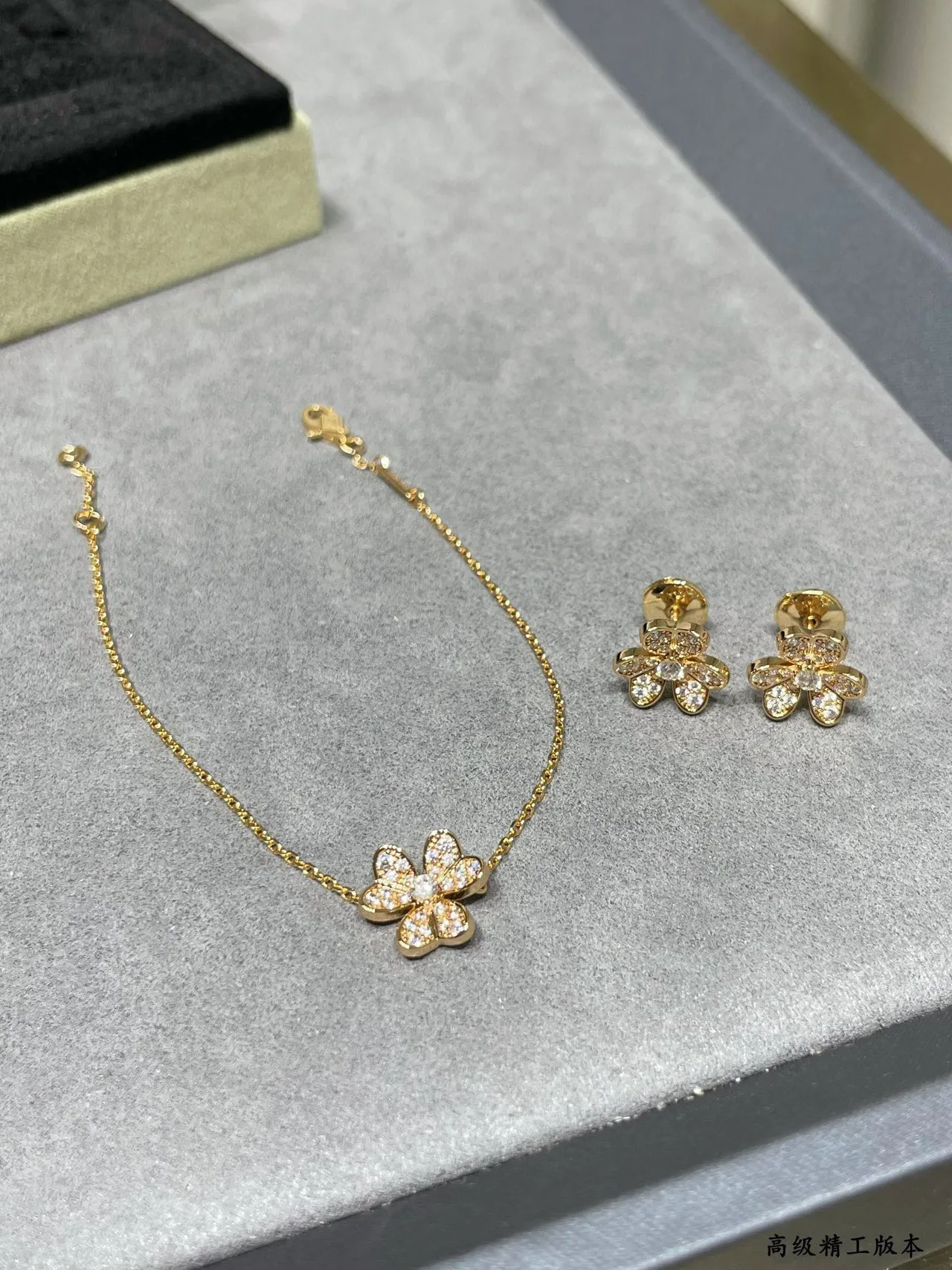 Colar com pendentif floral de prata e ouro com pedras pavé 5