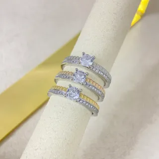Anel de prata e ouro solitário com pedra central pavé-set bandas laterais