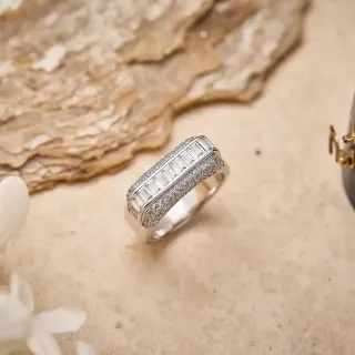 银色镶嵌方形宝石和 pave 宝石宽边戒指