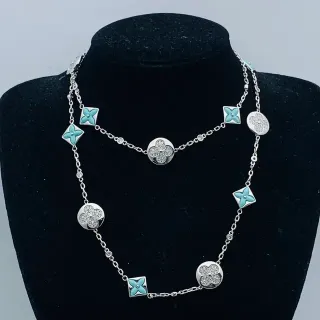 Collier en couches avec charme floral en émail et cristal en ton argent