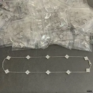 Collar de Cadena con Motivo de Trébol Pavimentado en Tonos Plateados