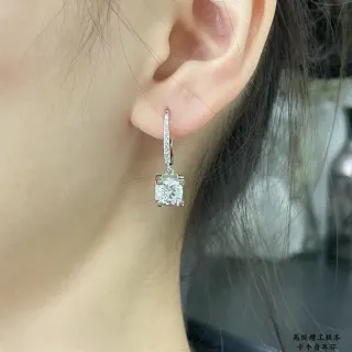 Brincos de aro em tom prateado com pedra de corte quadrado pendentes