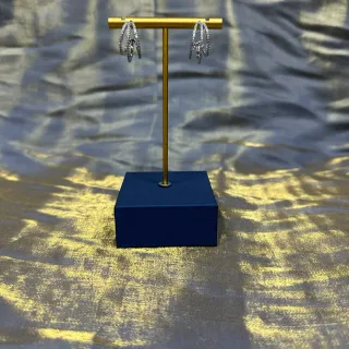 حلق أذن فضي اللون Pavé ملتوية