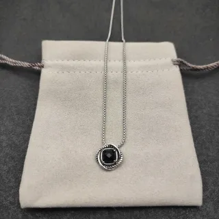 Collier avec bordure en corde ton argenté, pierre noire facettée et pendentif