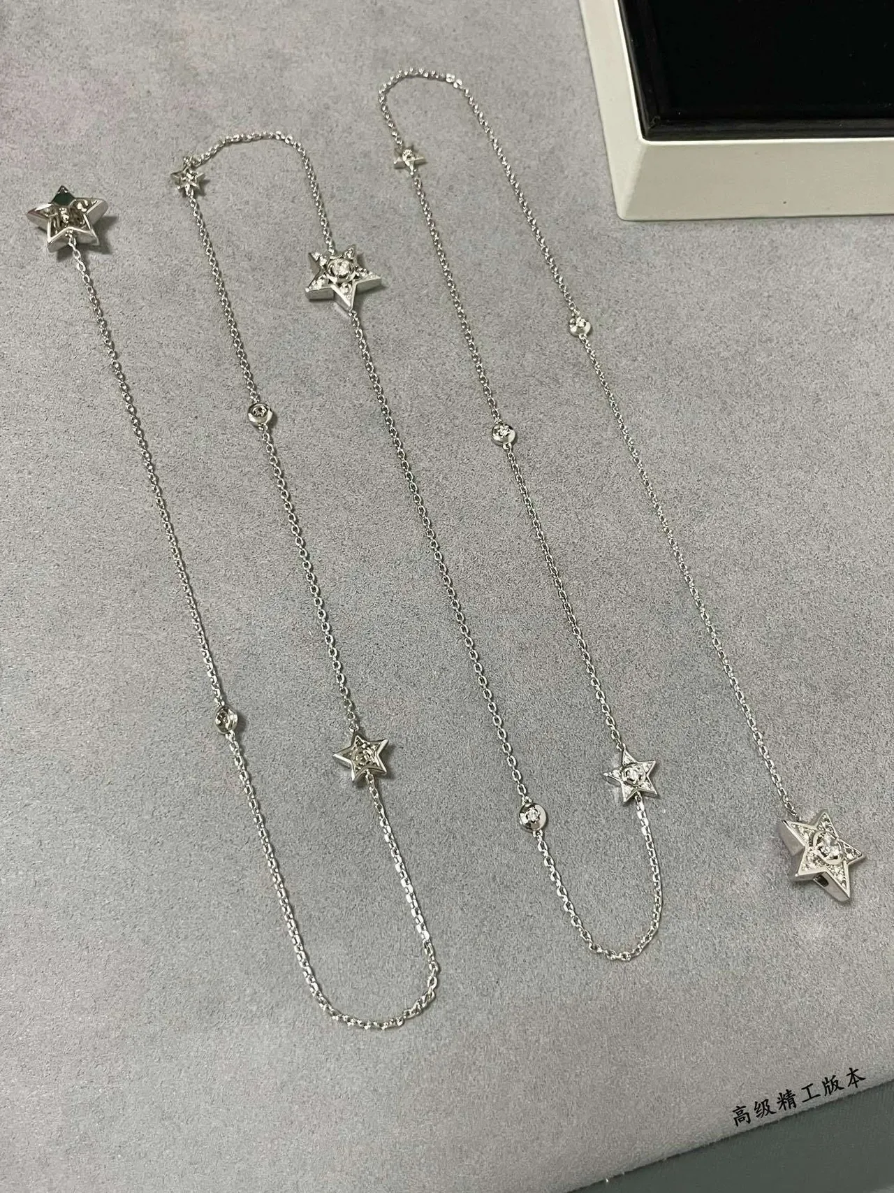 Colar com pingente de estrela e cristal tom prateado e corrente longa 2
