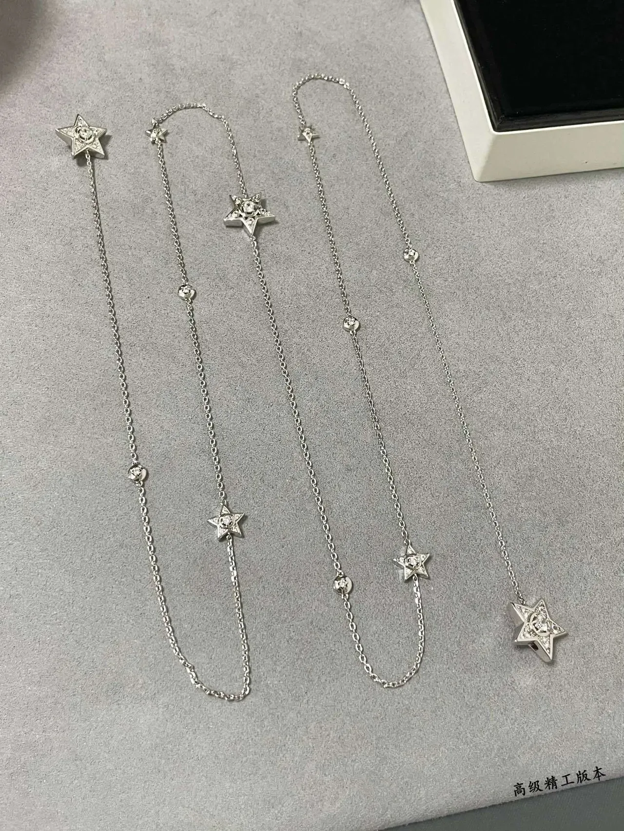 Colar com pingente de estrela e cristal tom prateado e corrente longa 3