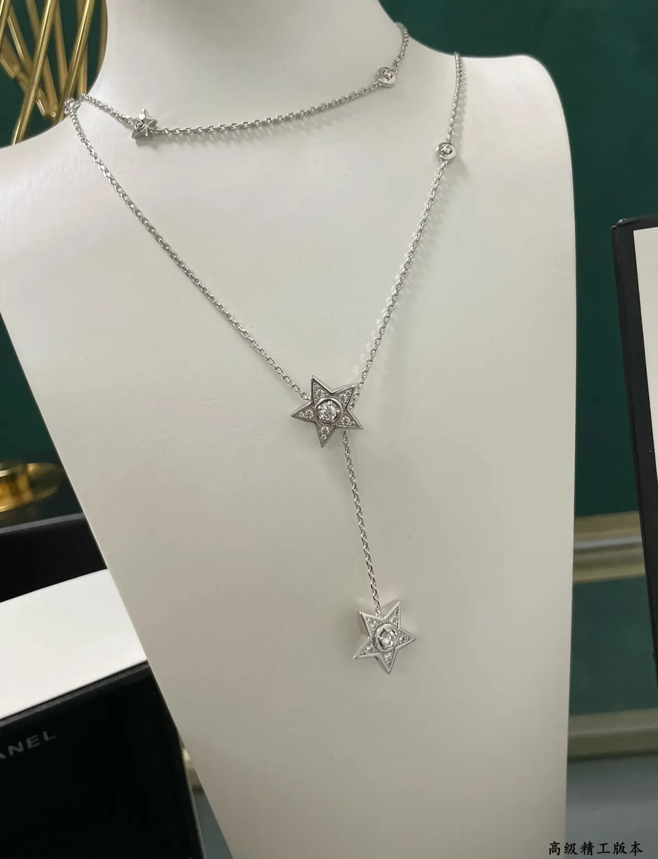 Colar com pingente de estrela e cristal tom prateado e corrente longa 8